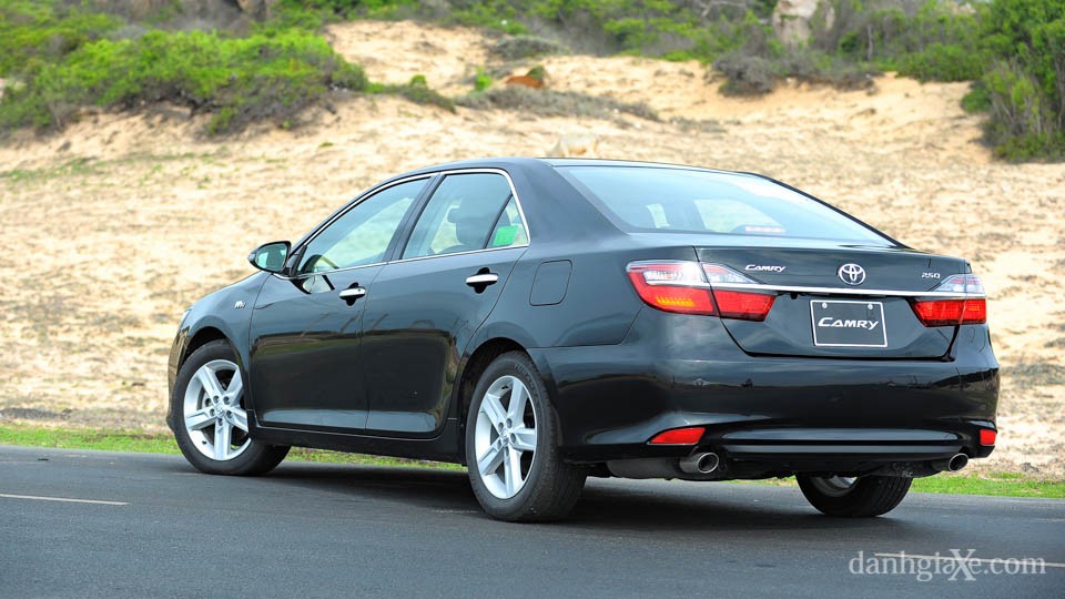 Toyota Camry 2015: Thông Số Kỹ Thuật Chi Tiết và Đánh Giá Vận Hành