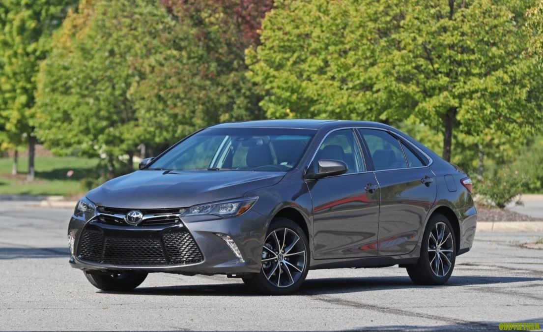 Giá xe Toyota Camry 2017: Cập nhật mới nhất và so sánh các phiên bản