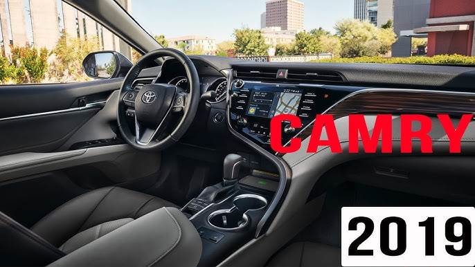 Đánh giá chi tiết Toyota Camry 2020: Thiết kế, Nội thất & Trải nghiệm lái. H2 này sẽ đi sâu vào đánh giá ngoại thất, nội thất, các trang bị tiện nghi, khả năng vận hành và cảm giác lái thực tế của Camry 2020.