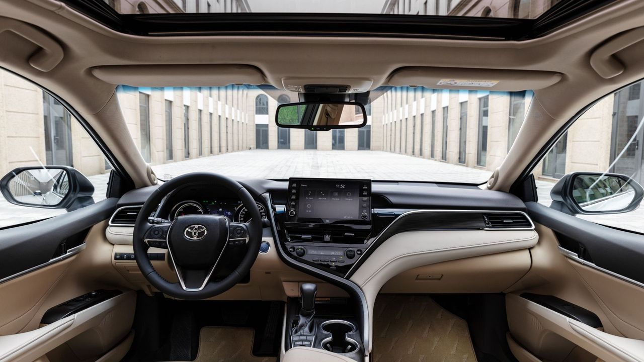 Đánh giá chi tiết Toyota Camry 2022: Thiết kế, Nội thất, Vận hành và An toàn