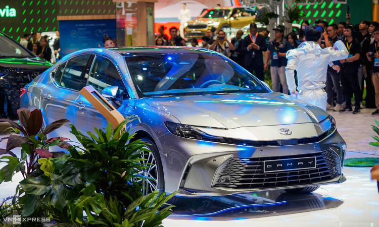 Giá Niêm Yết và Giá Lăn Bánh Toyota Camry 2024 tại Việt Nam