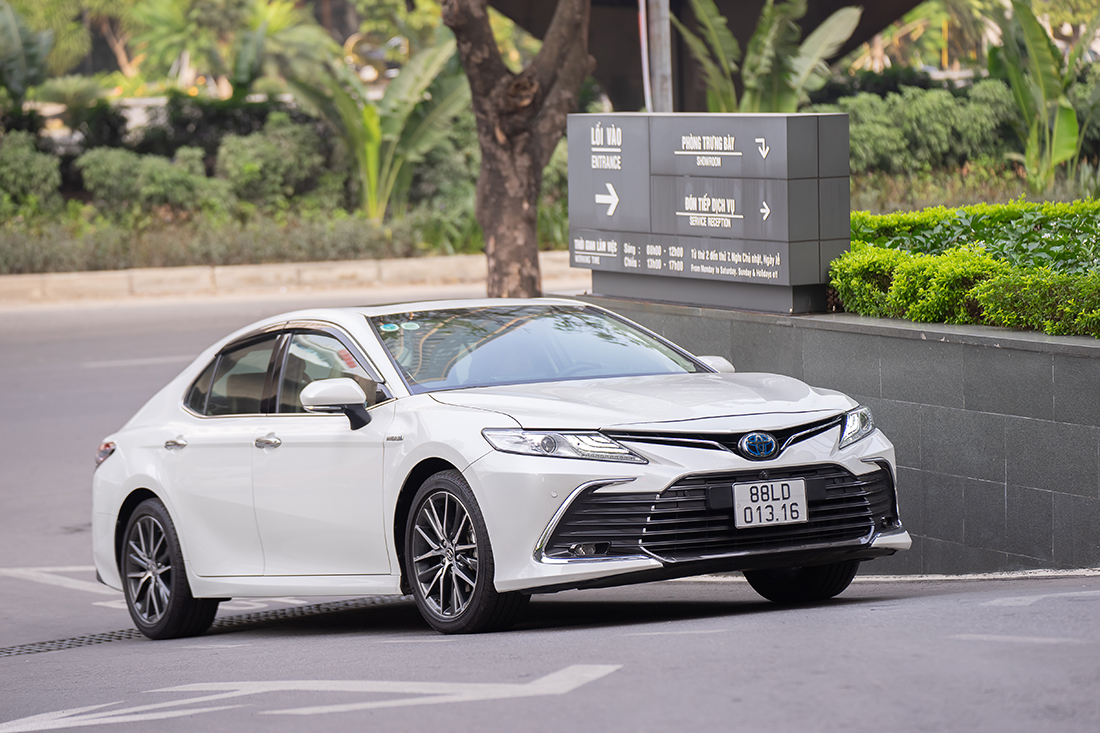 So Sánh Giá Toyota Camry 2024 với Các Đối Thủ Cạnh Tranh