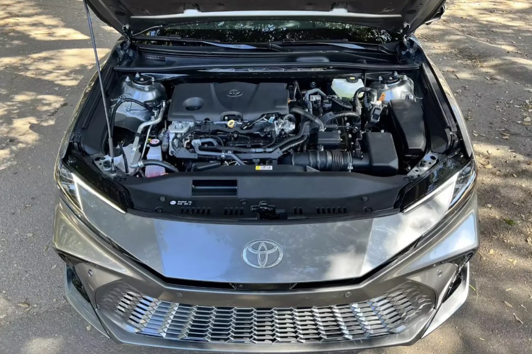 Động Cơ và Khả Năng Vận Hành Toyota Camry 2025: Đánh Giá Chi Tiết
