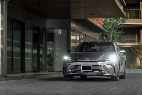 Chi tiết ngoại thất Toyota Camry 2.0Q 2025: Thay đổi và nâng cấp