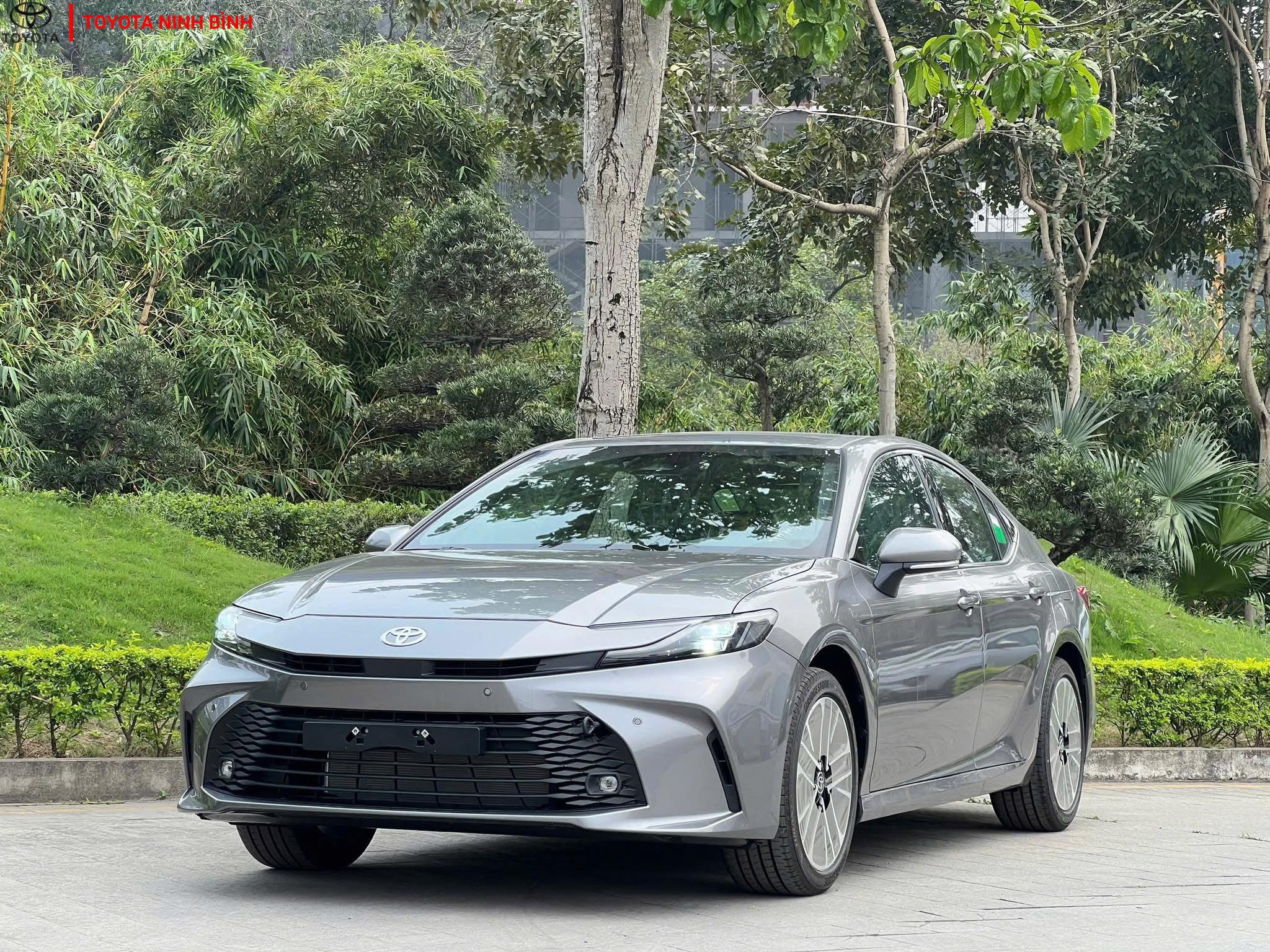 Thiết Kế Ngoại Thất và Nội Thất Toyota Camry 2.5Q: Sự Sang Trọng và Tinh Tế  Khám phá ngôn ngữ thiết kế hiện đại và sang trọng của Toyota Camry 2.5Q, đánh giá chi tiết về lưới tản nhiệt, cụm đèn, đường nét thân xe, chất liệu nội thất và không gian cabin.