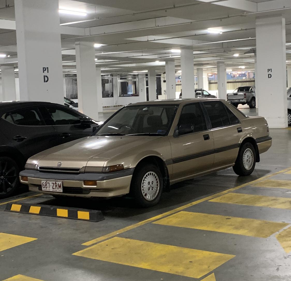 Động Cơ, Hiệu Suất & Khả Năng Vận Hành Của Toyota Camry 1988 (Thông tin chuyên sâu về động cơ và trải nghiệm lái, dành cho người quan tâm đến hiệu năng xe)