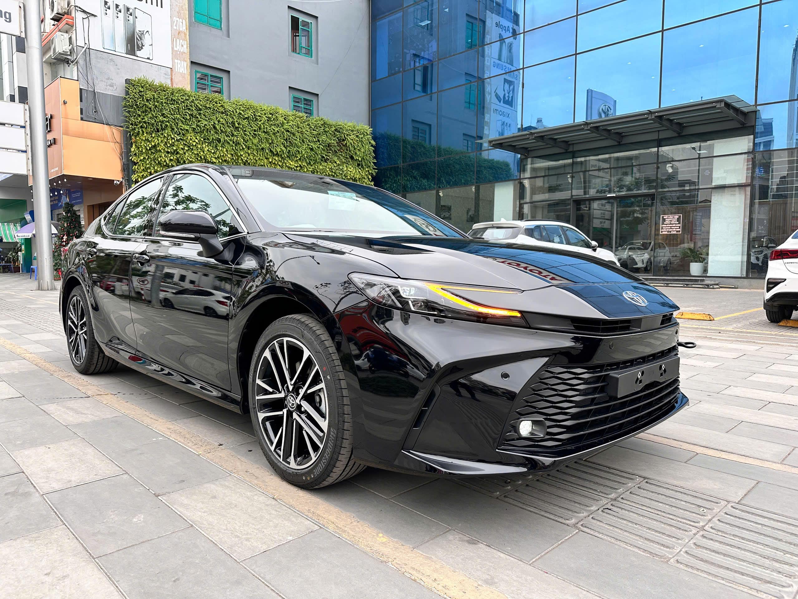 Động Cơ & Vận Hành Toyota Camry Đen: Sức Mạnh, Hiệu Suất & Cảm Giác Lái