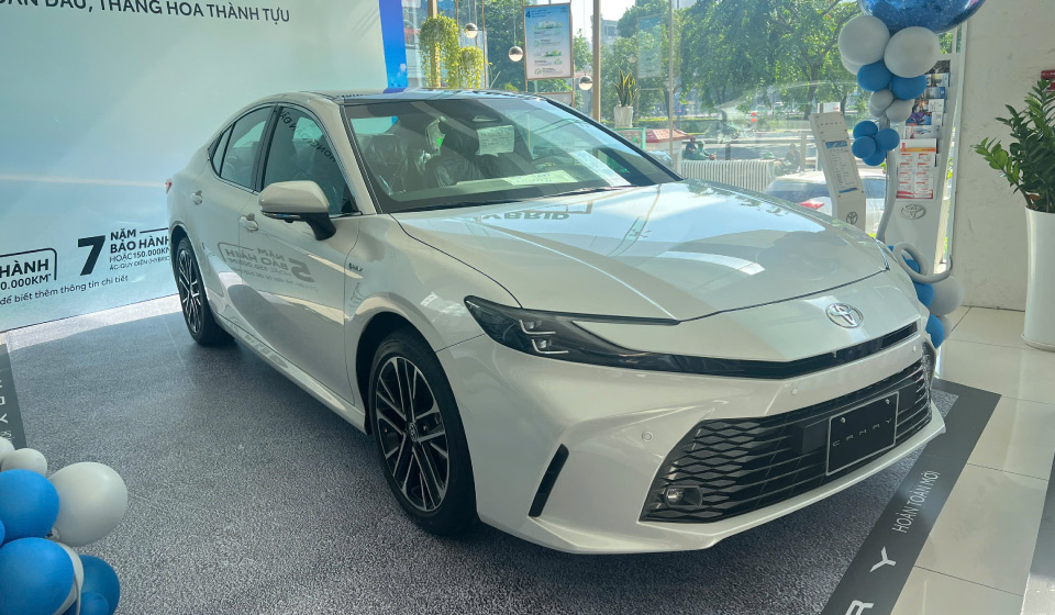 Ưu Điểm Vượt Trội Của Toyota Camry HEV Top: Tiết Kiệm Nhiên Liệu, Vận Hành Êm Ái