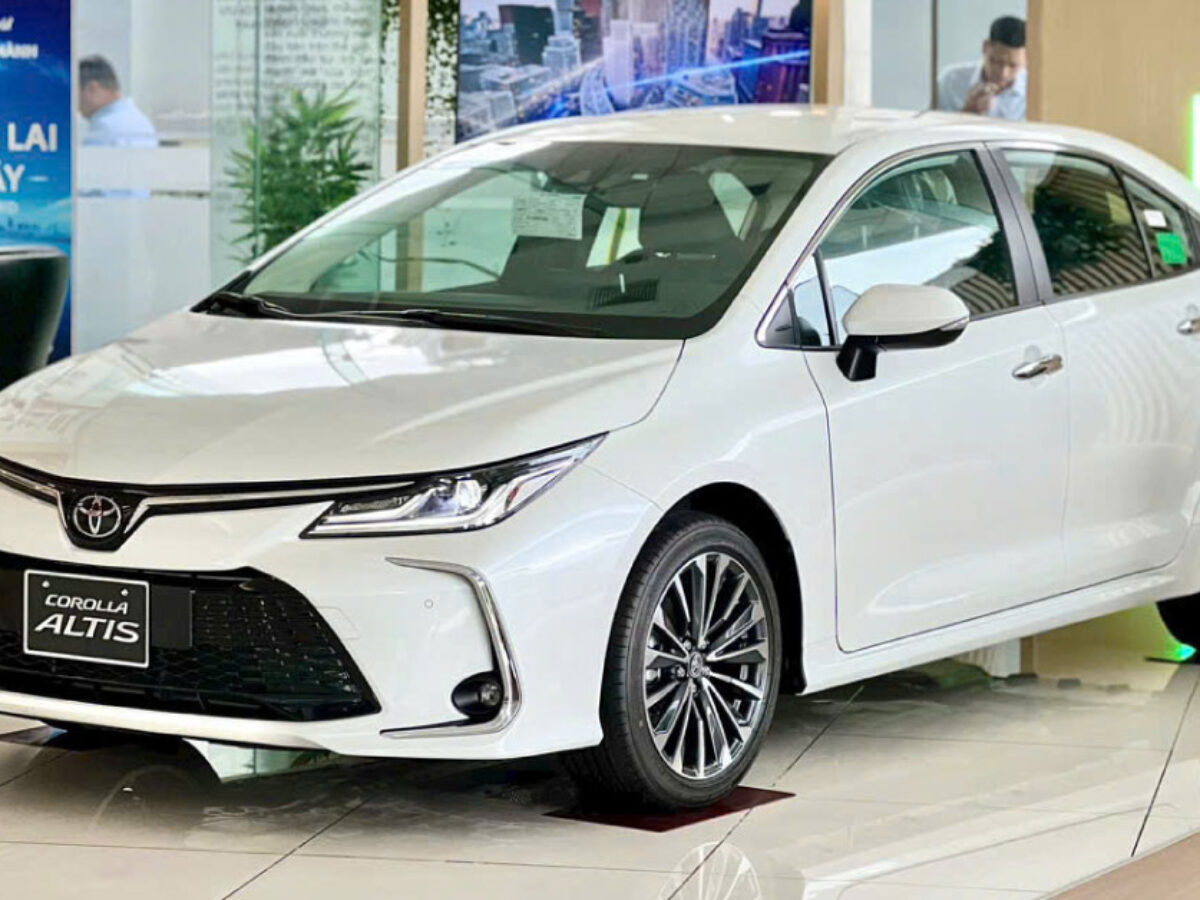 Trải nghiệm lái thực tế Toyota Corolla Altis 1.8HEV: Cảm giác lái, độ ồn, và sự thoải mái