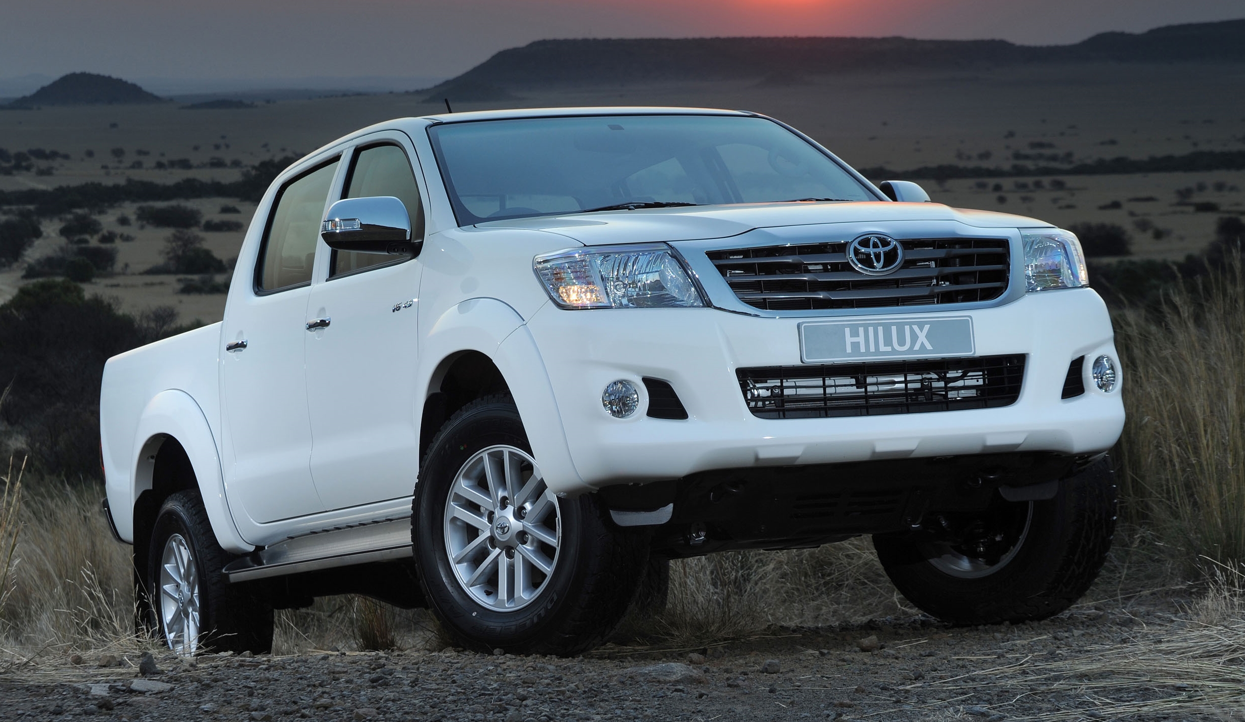Động Cơ, Vận Hành và Khả Năng OffRoad của Toyota Hilux 2012: Sức Mạnh Vượt Trội?