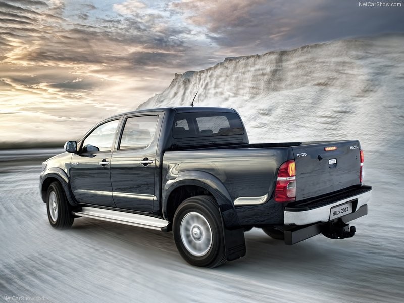 Trang Bị An Toàn và Tiện Nghi trên Toyota Hilux 2012: Đánh Giá Từ Người Dùng