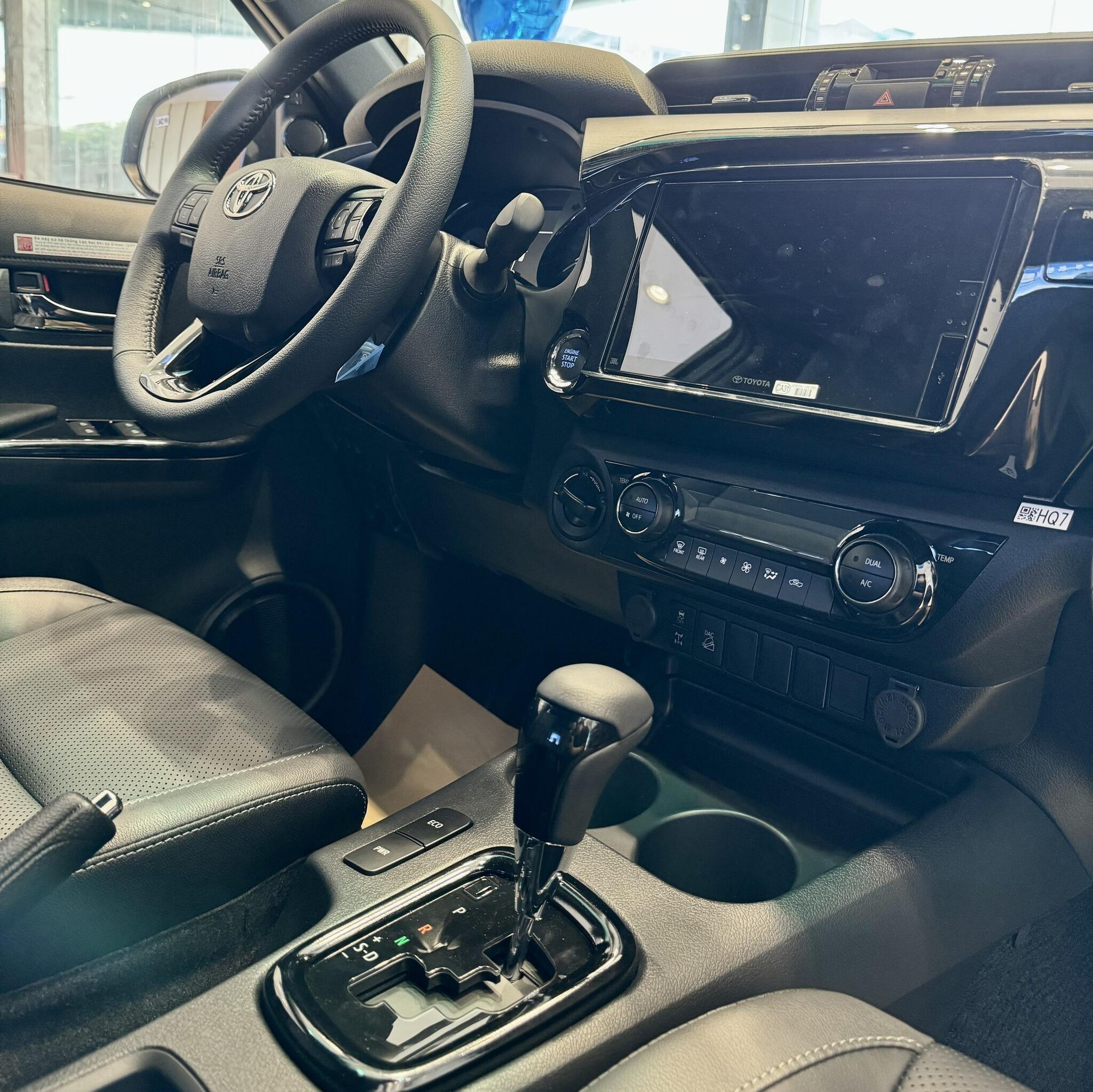 Đánh Giá Chi Tiết Toyota Hilux 2013: Ngoại Thất, Nội Thất và Vận Hành