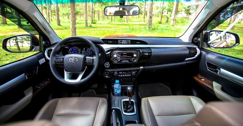 Đánh giá nội ngoại thất Toyota Hilux 2015: Thiết kế, tiện nghi và không gian