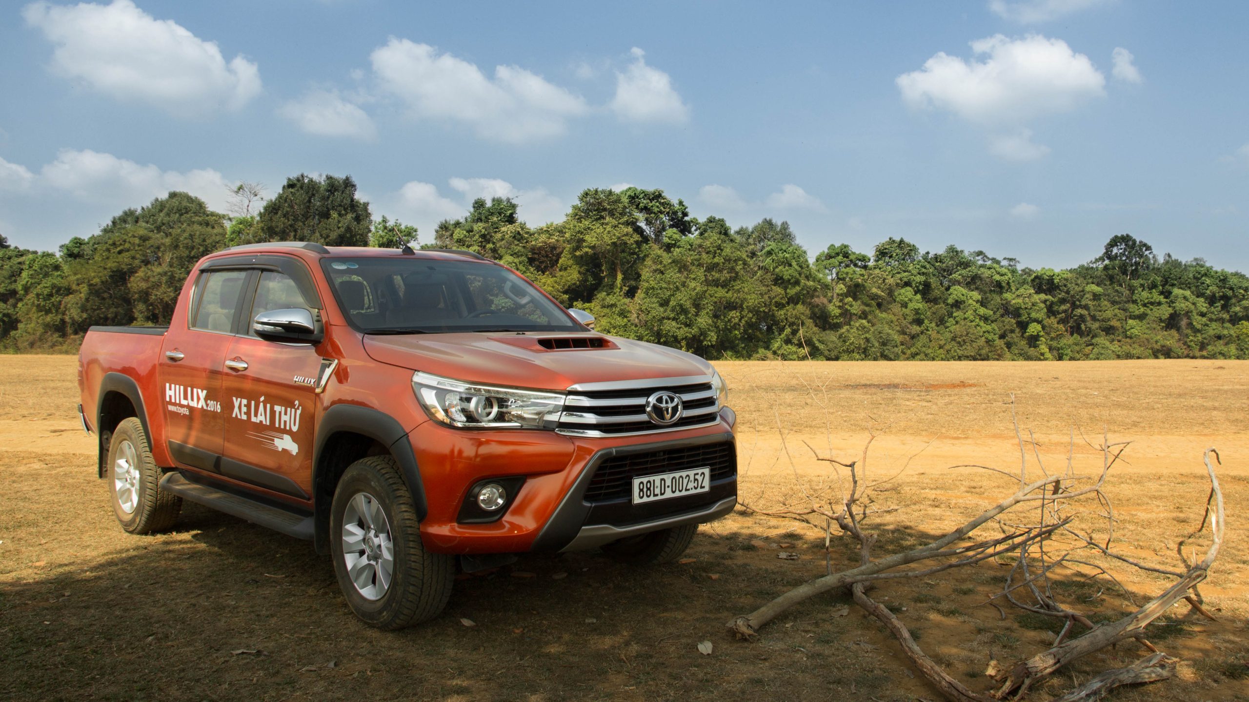 Toyota Hilux 2016: Giá lăn bánh và so sánh các phiên bản