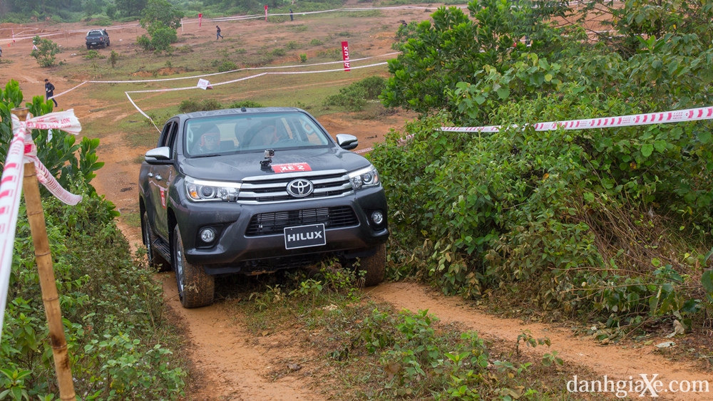 Toyota Hilux 2017: Đánh giá vận hành, khả năng offroad và mức tiêu hao nhiên liệu (Đánh giá trải nghiệm lái, khả năng vận hành thực tế và chi phí sử dụng)