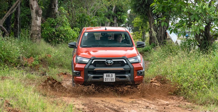 Toyota Hilux 2021: Đánh Giá Khả Năng Vận Hành Thực Tế Trên Các Địa Hình