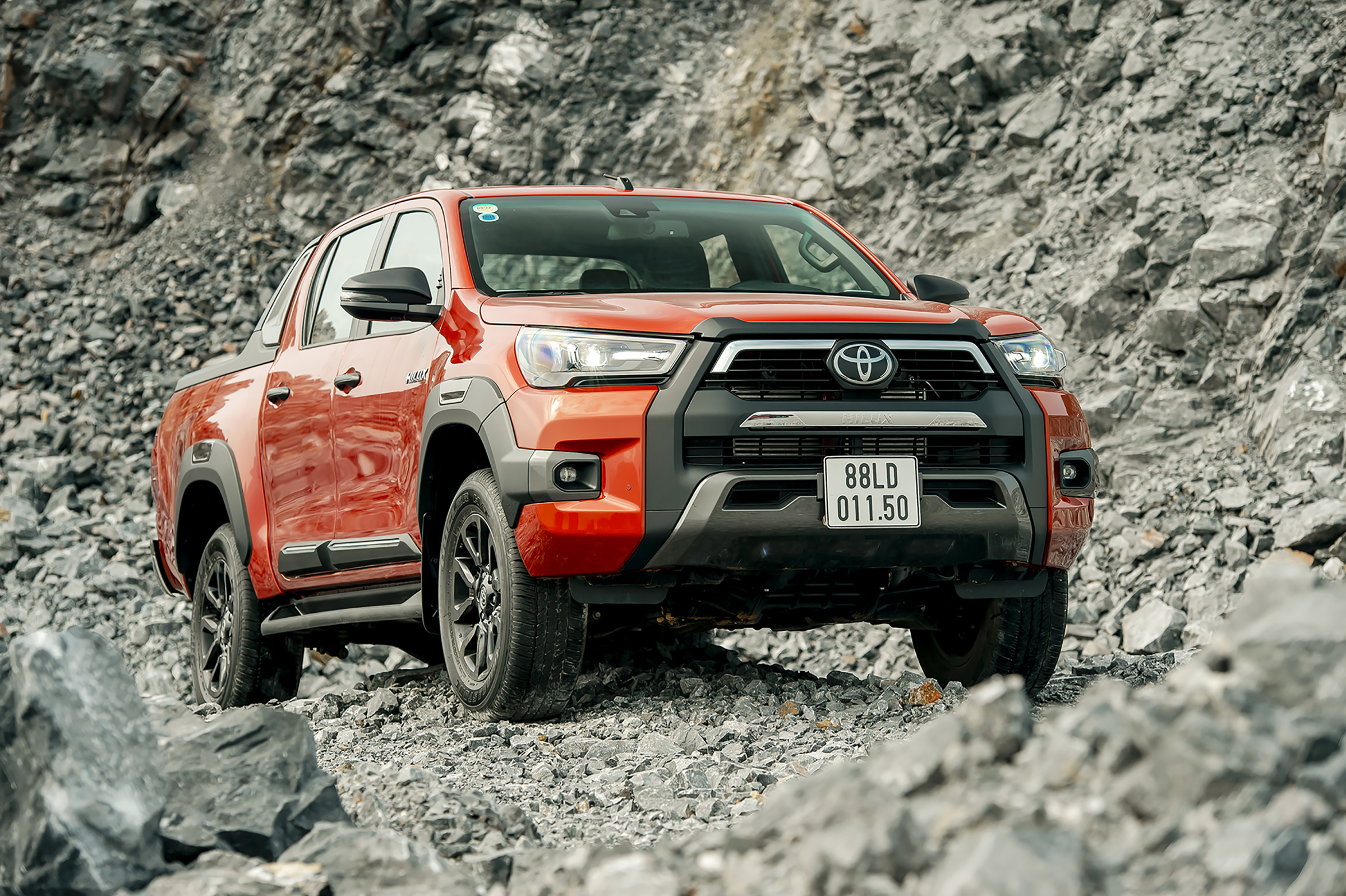 Giá Xe Toyota Hilux 2023 và Ưu Đãi Mới Nhất: So Sánh Các Phiên Bản