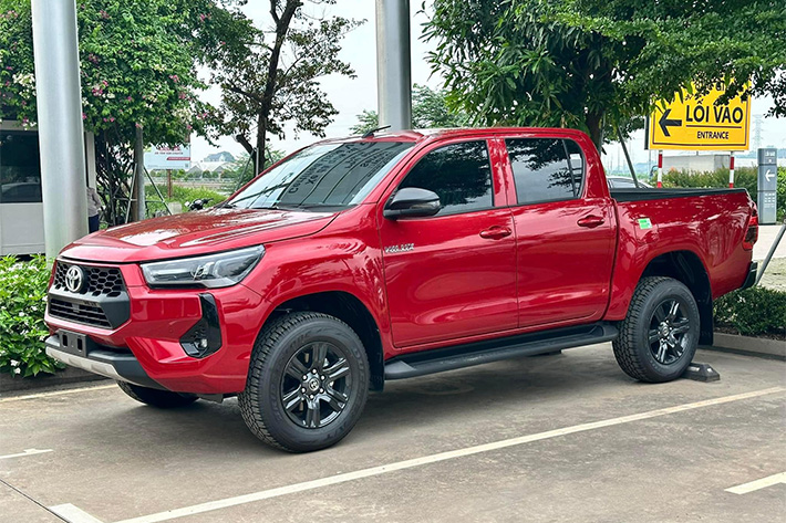Toyota Hilux 2024: Thông Số Kỹ Thuật Đầy Đủ & Phân Tích Chuyên Sâu