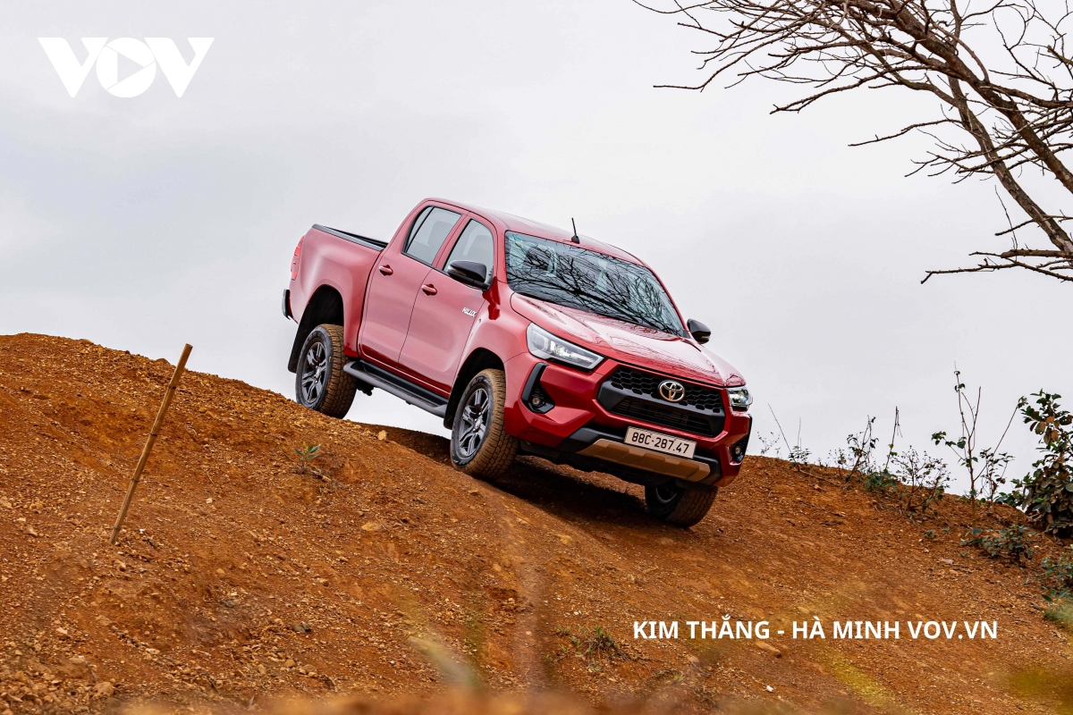 Đánh giá xe Toyota Hilux 2025: Ưu nhược điểm và những điểm cần lưu ý (Tổng hợp đánh giá về xe, chỉ ra những ưu điểm vượt trội và những nhược điểm cần cân nhắc trước khi quyết định mua)