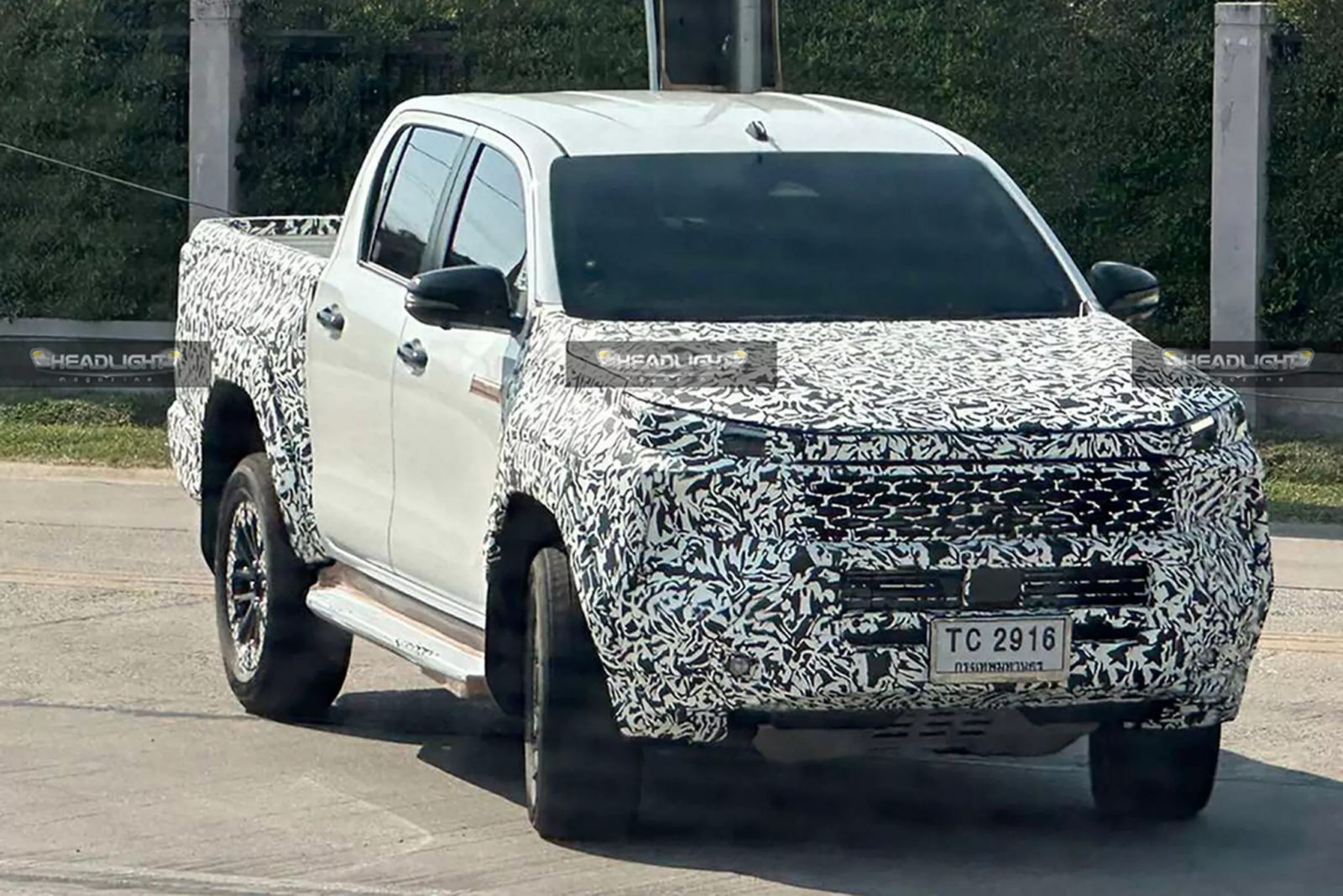 Động Cơ và Hiệu Suất Vận Hành: Điều Gì Mong Đợi Ở Toyota Hilux 2026?