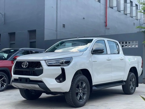 Toyota Hilux 2.4L 4x2 AT: Đánh Giá Chi Tiết Từ Chuyên Gia (2024)