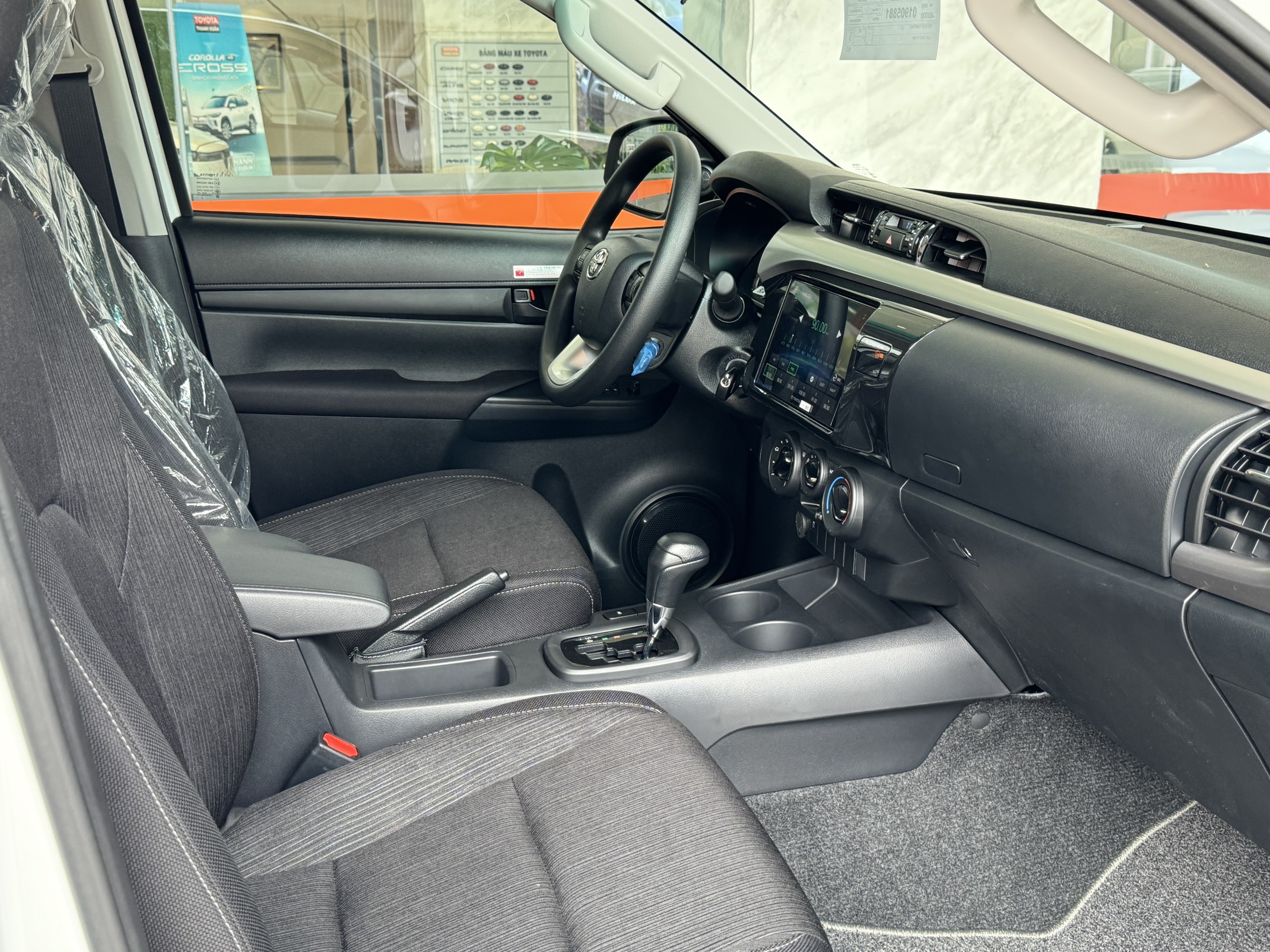 Nội Thất Toyota Hilux 2.4L 4x2 AT: Tiện Nghi, Thoải Mái và Bền Bỉ