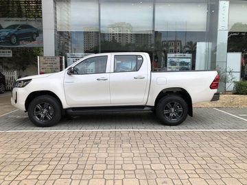 So Sánh Toyota Hilux 2.4L 4x2 AT với Các Đối Thủ Cùng Phân Khúc: Ưu Nhược Điểm Rõ Ràng