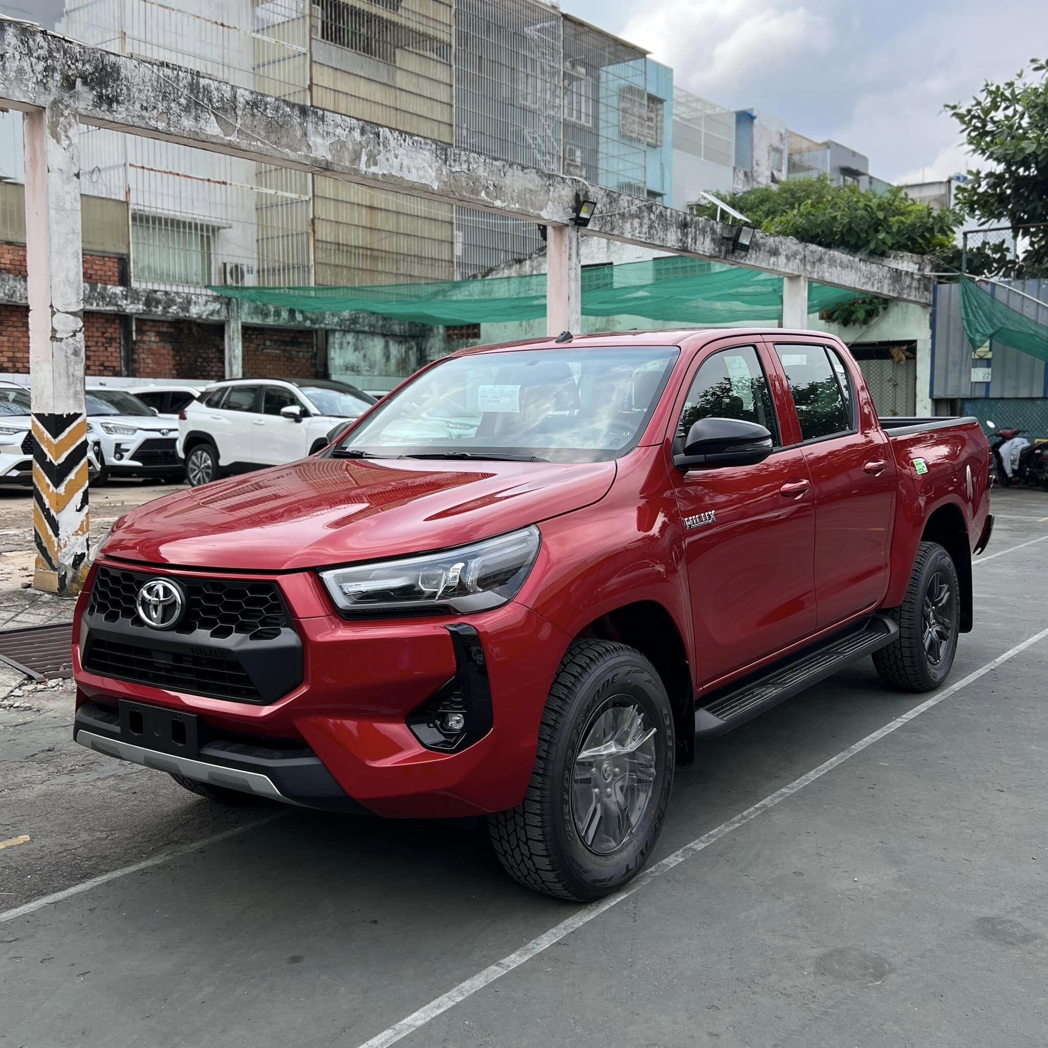Giá xe Toyota Hilux 2.4L 4x4 AT: Cập nhật mới nhất & Ưu đãi hấp dẫn