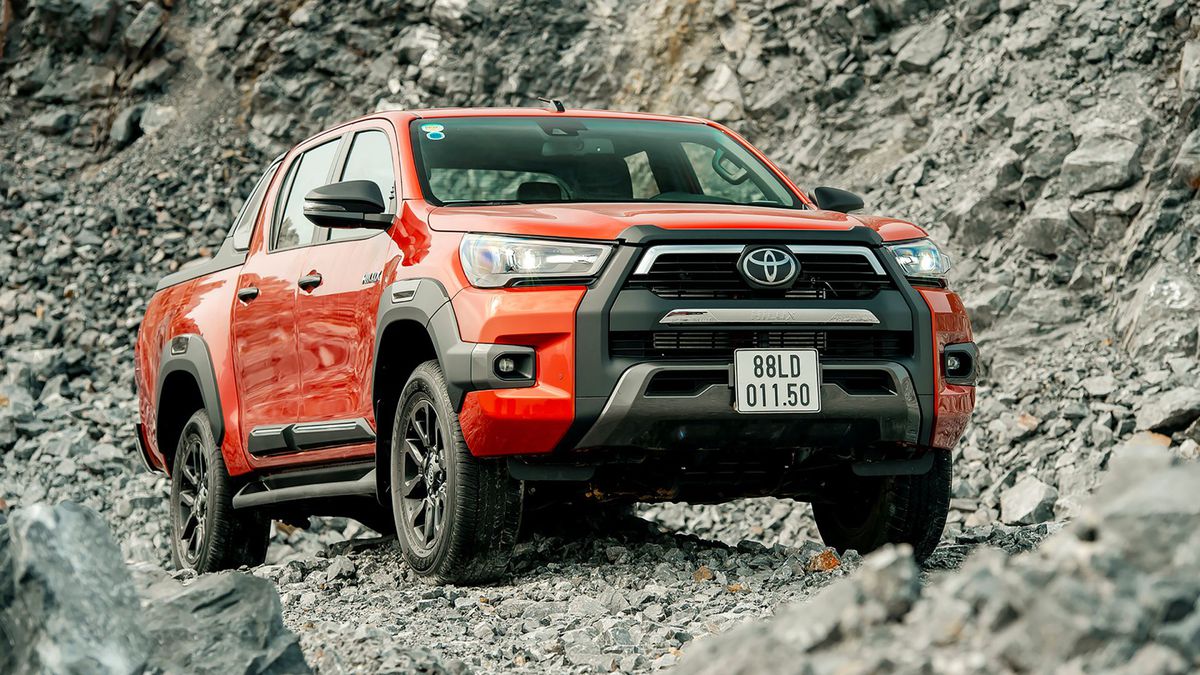 Đánh Giá Chi Tiết Toyota Hilux 2.4L 4x4 MT: Dành Cho Ai, Ưu Nhược Điểm, và Có Đáng Mua?