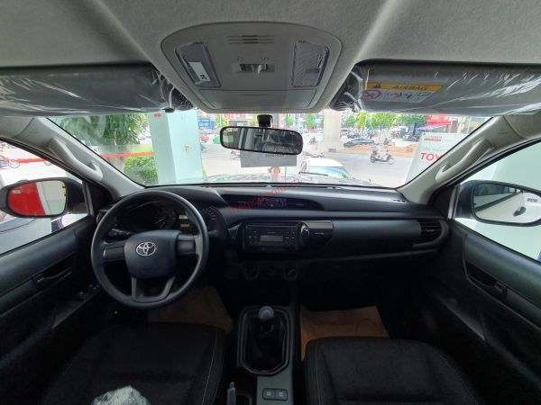 Trải Nghiệm Lái Thực Tế Toyota Hilux 2.4L 4x4 MT: Đánh Giá Khả Năng Vận Hành OnRoad và OffRoad