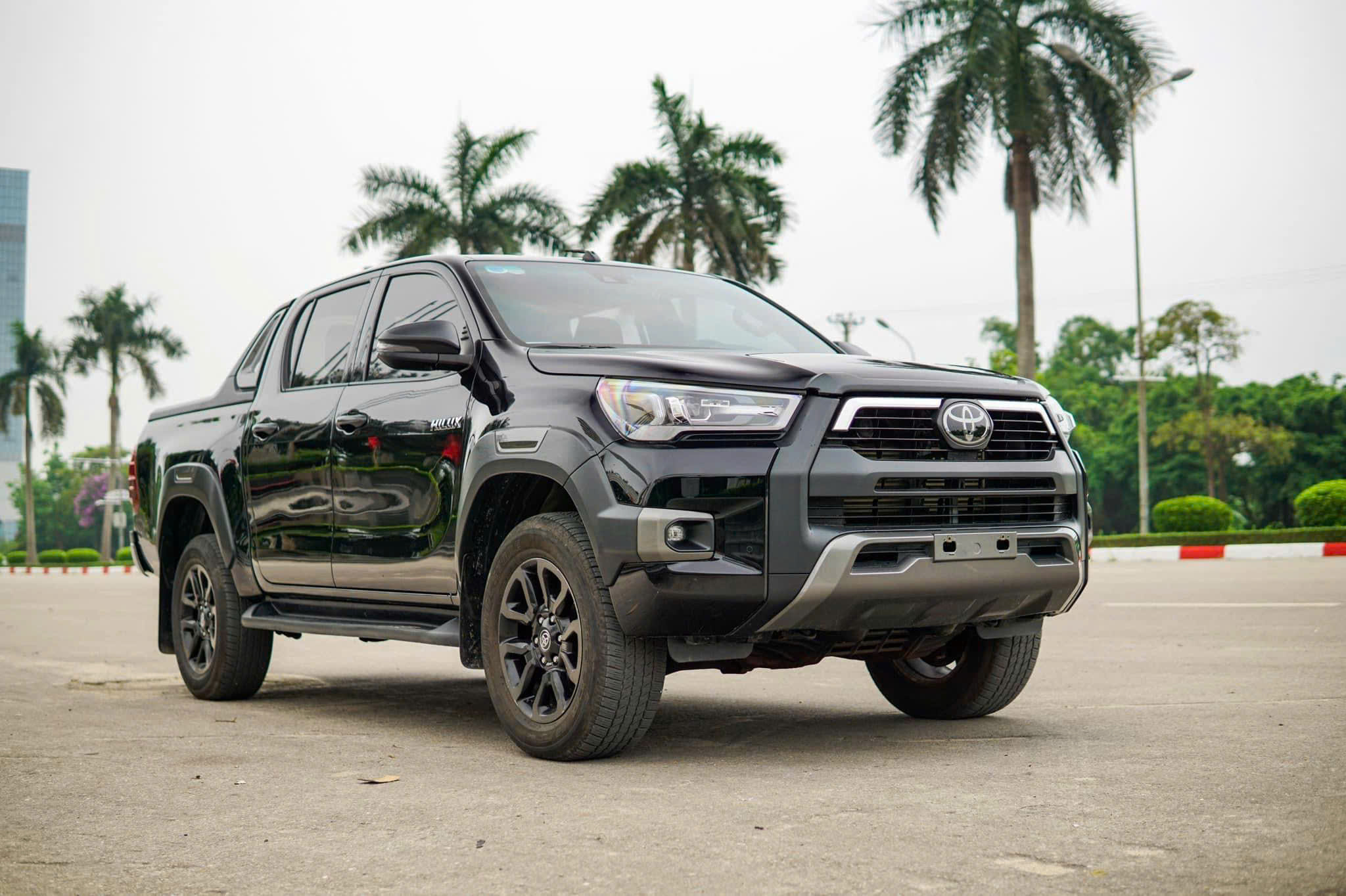 Các Khoản Thuế & Phí Bắt Buộc Khi Tính Giá Lăn Bánh Toyota Hilux (Giải thích rõ ràng các loại thuế phí, giúp người mua hiểu rõ cấu thành giá lăn bánh.)