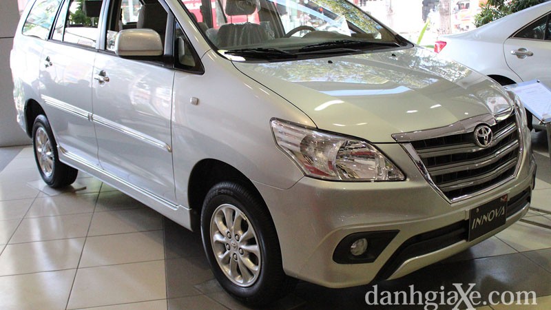 So sánh Toyota Innova 2013 với các đối thủ cùng phân khúc: Ưu nhược điểm chi tiết (So sánh trực tiếp Innova 2013 với các mẫu xe MPV khác như Kia Carens, Chevrolet Orlando... về các tiêu chí như giá, trang bị, khả năng vận hành, tiết kiệm nhiên liệu và không gian nội thất.)