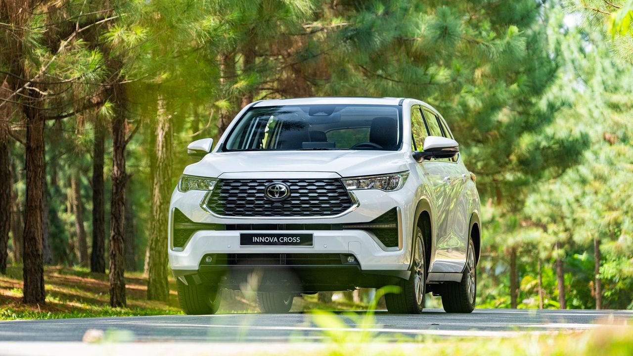 Ngoại Thất Toyota Innova 2024: Thiết Kế Mới, Hiện Đại và Mạnh Mẽ (Đi sâu vào thiết kế ngoại thất, một yếu tố quan trọng khi tìm hiểu về xe)