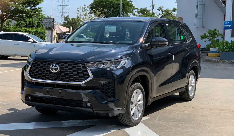 Đánh Giá Chi Tiết Nội Ngoại Thất, Vận Hành và An Toàn Toyota Innova 8 Chỗ