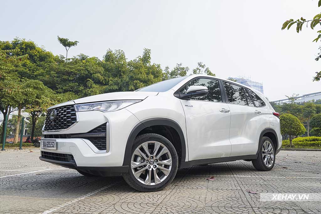 Đánh Giá Chi Tiết Toyota Innova Cross 2.0 G 2024: Dành Cho Ai?