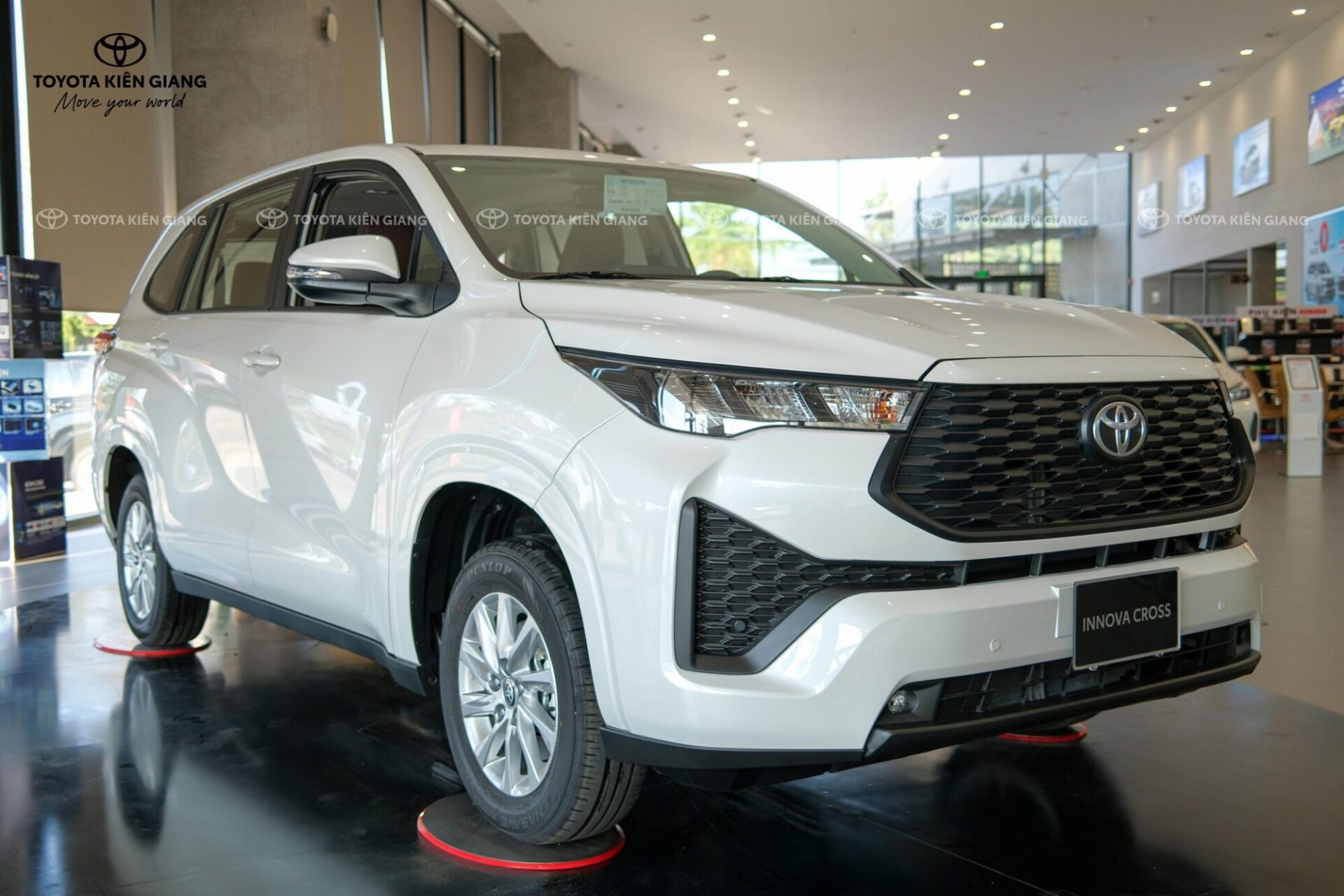 Tiện Nghi và Công Nghệ An Toàn Trên Toyota Innova Cross 2.0 G: Đầy Đủ?