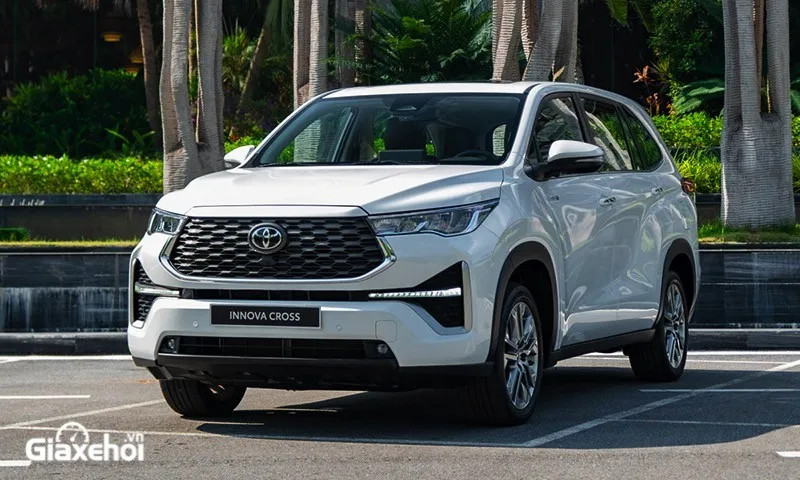 Đánh Giá Chi Tiết Thiết Kế Ngoại Thất Toyota Innova Cross: SUV Hay MPV? (Khám phá User Intent phụ về thiết kế)