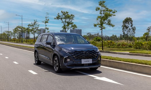 So Sánh Toyota Innova Cross Với Các Đối Thủ: Hyundai Custin, Mitsubishi Xpander và Kia Carnival (Giải quyết User Intent về so sánh xe)