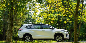 Đánh Giá Chi Tiết Toyota Innova Cross: Có Xứng Đáng Với Giá Lăn Bánh? (Mô tả: Đánh giá toàn diện về thiết kế, nội thất, động cơ, khả năng vận hành, tính năng an toàn và trang bị tiện nghi của Innova Cross. Từ đó đưa ra nhận định khách quan về việc liệu mẫu xe này có xứng đáng với số tiền bỏ ra hay không.)