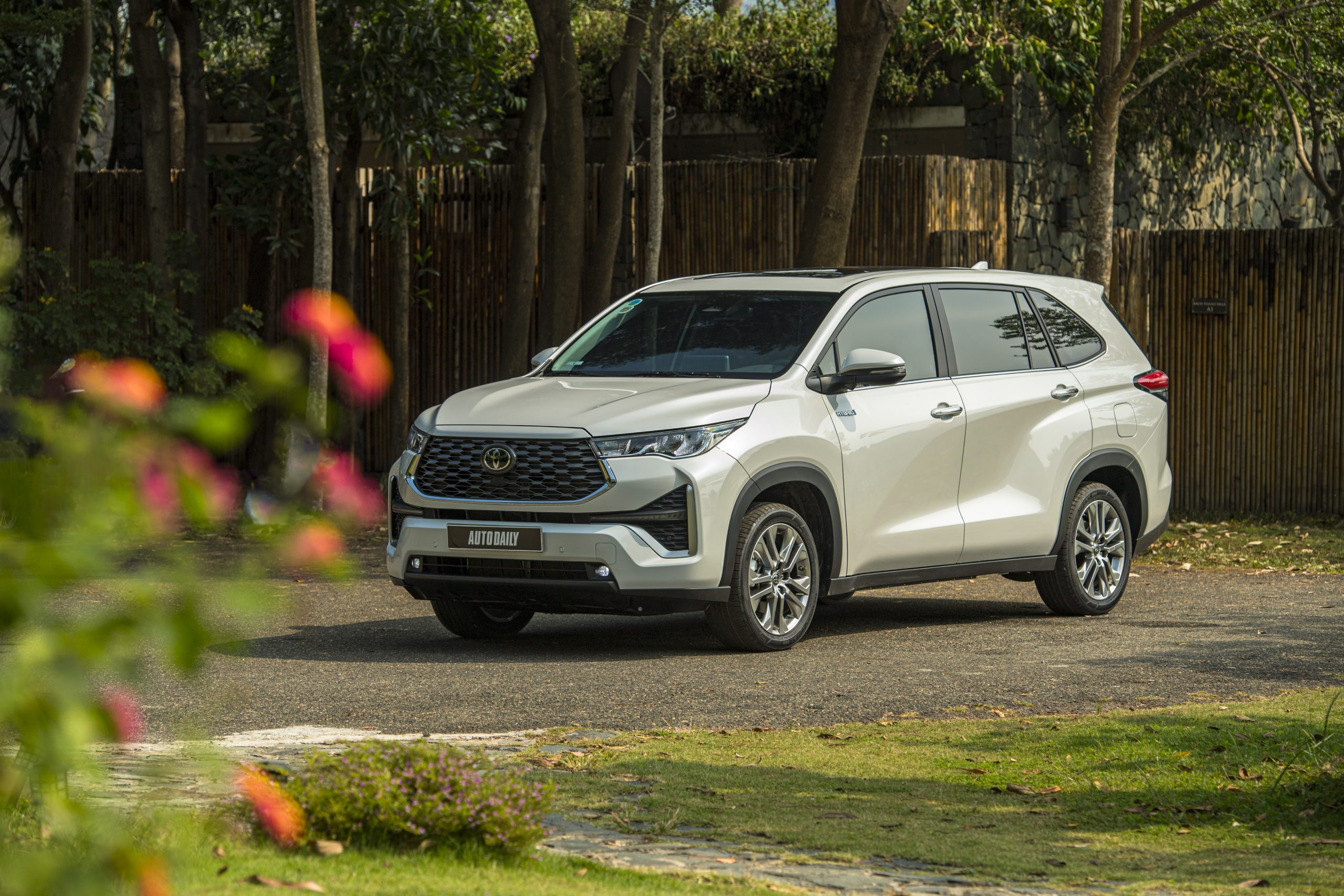 Toyota Innova Cross Hybrid 2023: Đánh Giá Chi Tiết Từ Chuyên Gia