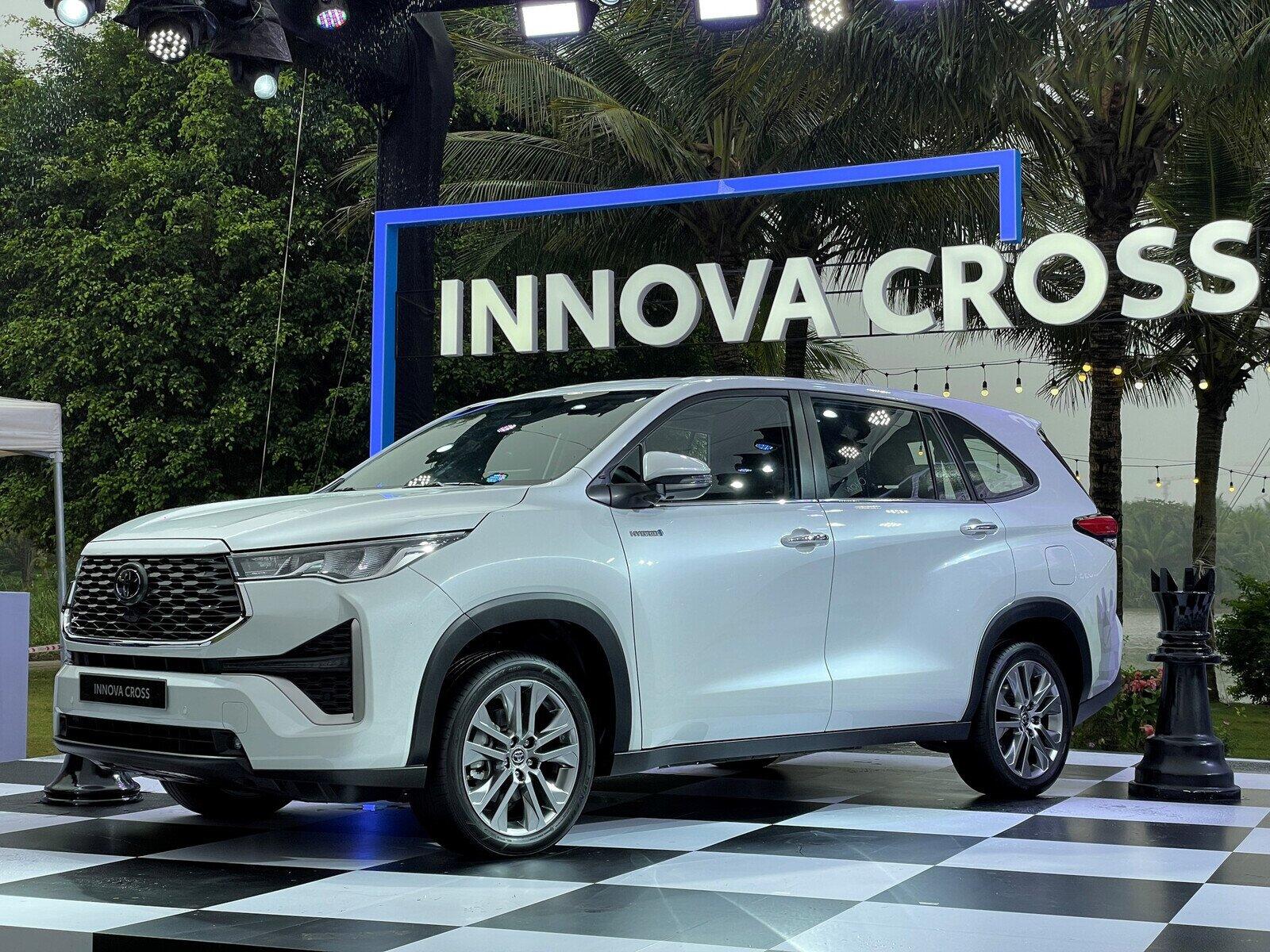 Đánh Giá Chi Tiết Về Động Cơ Hybrid và Khả Năng Vận Hành của Toyota Innova 2024