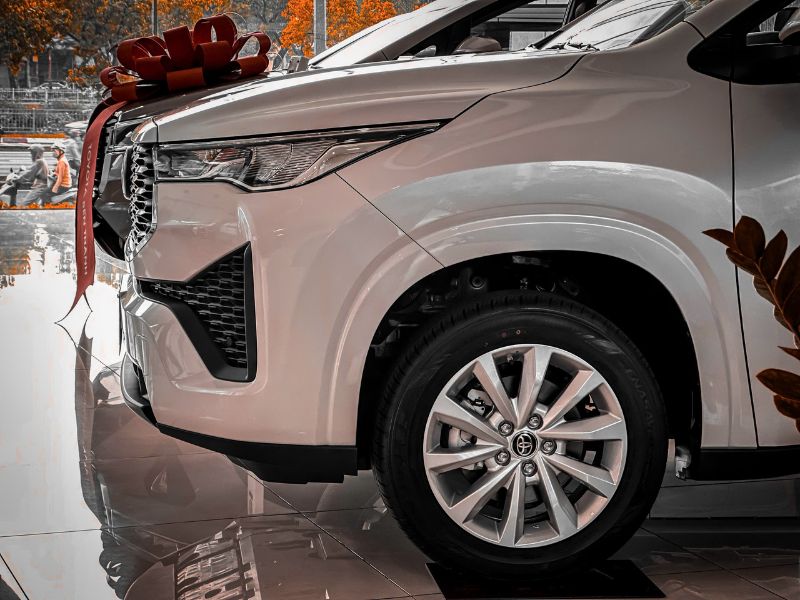 Đánh giá chi tiết các phiên bản Toyota Innova đang bán tại Việt Nam: Chọn phiên bản nào phù hợp? (Mô tả: Phân tích ưu nhược điểm của từng phiên bản Toyota Innova đang được phân phối tại Việt Nam, từ phiên bản tiêu chuẩn đến cao cấp, giúp người dùng lựa chọn phiên bản phù hợp với nhu cầu và ngân sách.)