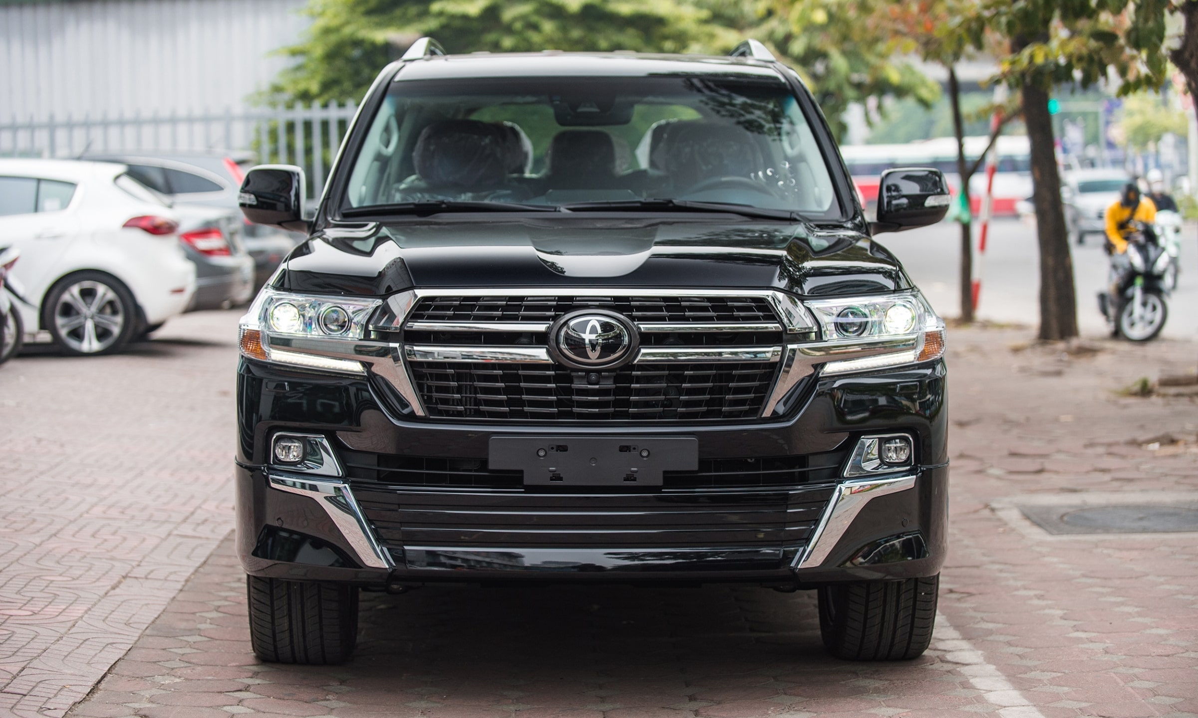 Đánh giá chi tiết Toyota Land Cruiser cũ: Ưu nhược điểm, thông số kỹ thuật và trải nghiệm thực tế (Phân tích sâu về thiết kế, nội thất, động cơ, vận hành, an toàn và các tính năng khác của Land Cruiser cũ. So sánh các phiên bản khác nhau, cung cấp thông tin chi tiết để người mua đánh giá và so sánh.)