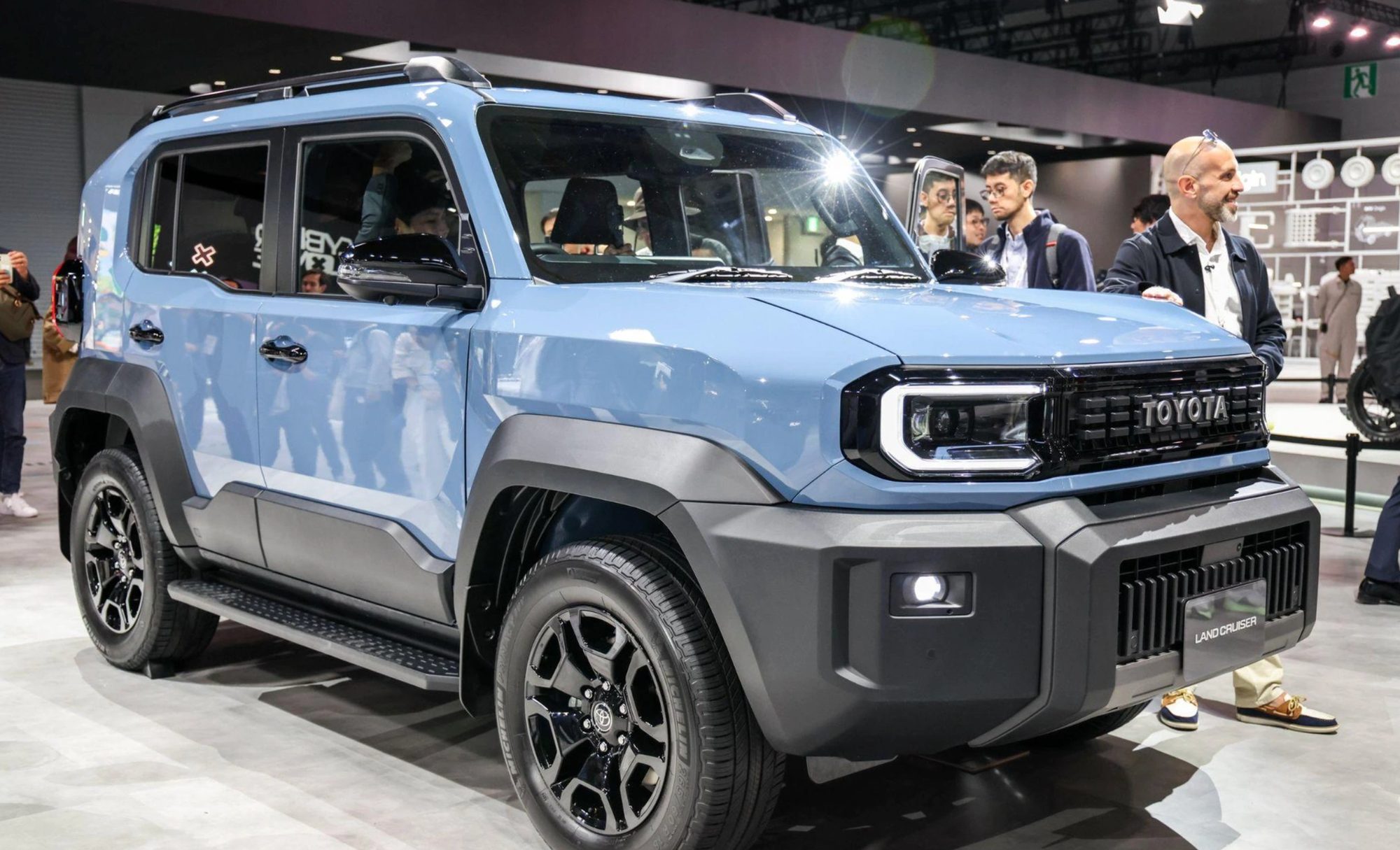 Toyota Land Cruiser FJ: Huyền Thoại OffRoad Vượt Thời Gian (Mô tả: Khám phá lịch sử, đặc điểm nổi bật và lý do khiến Toyota Land Cruiser FJ trở thành biểu tượng trong giới offroad.)