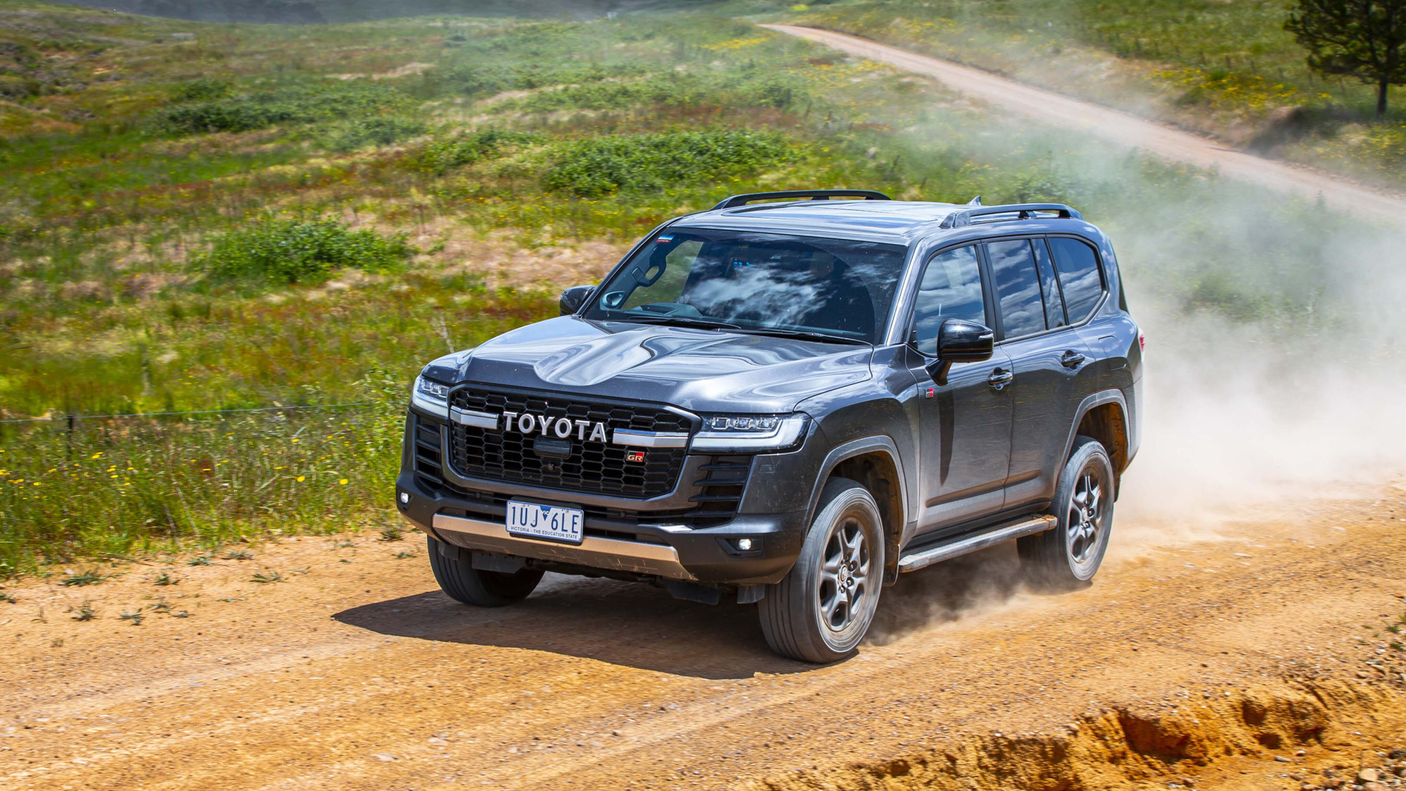 Toyota Land Cruiser Hybrid: Tiết Kiệm Nhiên Liệu và Ảnh Hưởng Đến Môi Trường