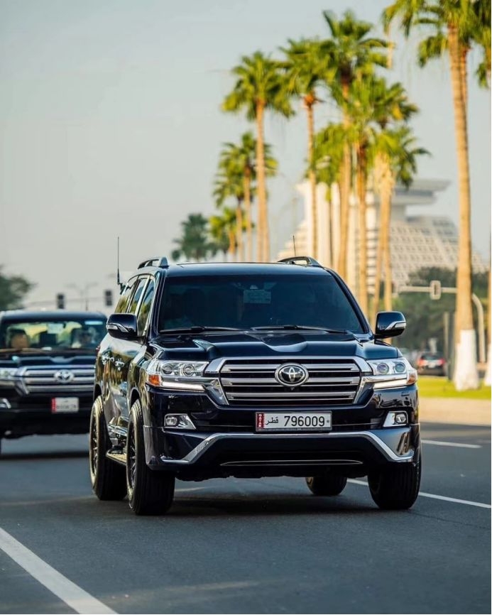 Đánh Giá Nội Thất và Tiện Nghi Toyota Land Cruiser LC200: Sự Sang Trọng và Tiện Dụng (User Intent: Tìm hiểu về nội thất, tiện nghi, trải nghiệm người dùng)