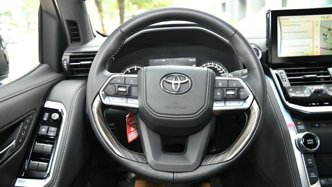 Nội thất và Tiện nghi: Đánh giá không gian và trang bị bên trong Land Cruiser Mini (Mô tả: Phân tích dự đoán về thiết kế nội thất, các trang bị tiện nghi và công nghệ an toàn có thể được trang bị trên Land Cruiser Mini.)