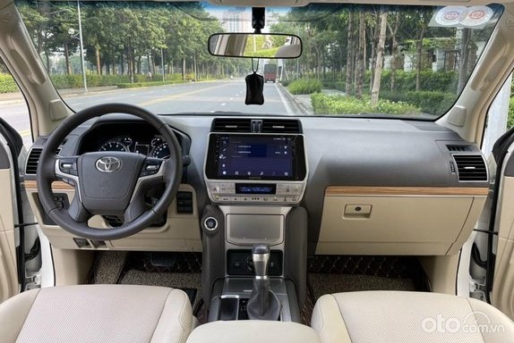 So Sánh Nội Thất Toyota Land Cruiser Với Các Đối Thủ Cùng Phân Khúc: Ưu Điểm và Nhược Điểm