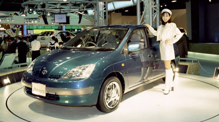 Thiết Kế Ngoại Thất và Nội Thất Toyota Prius 1997: Đơn Giản Mà Hiệu Quả