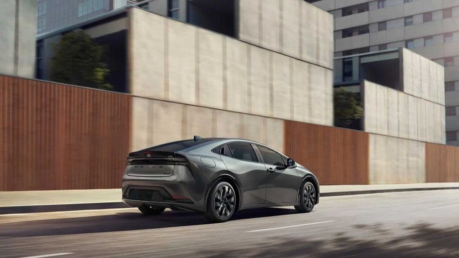Toyota Prius 2023: So Sánh Các Phiên Bản, Giá Bán & Ưu Đãi